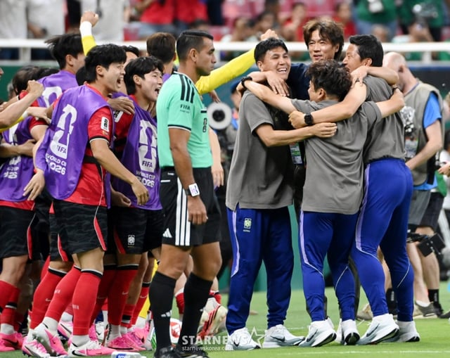 2026 북중미월드컵 A조 예선 대한민국-체코전이 12일(한국 시간) 멕시코 과달라하라 에스타디오 아크론에서 열렸다. 홍명보 감독이 2-1 승리 상황에서 종료 휘슬이 울리자 선수단과 기뻐하고 있다. /사진=김진경 대기자