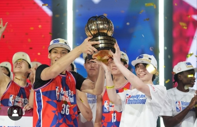 에디 다니엘(왼쪽)이 지난 해 1회 대회에서 우승컵을 들어올리고 있다. /사진=미국프로농구(NBA) 라이징 스타 인비테이셔널 SNS