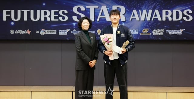 시상자인 김화순 대한민국농구협회 부회장(왼쪽)과 윤지원(오른쪽)이 기념촬영을 하고 있다. /사진=김휘선 기자