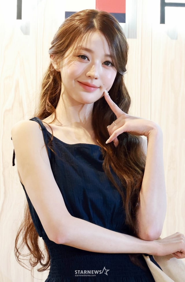 Group IVE's Jang Wonyoung poses at the 'Tommy Hilfiger Summer Pop-Up' event held on the morning of the 29th at the basement Level 1 Pop-up Zone of the Jamsil Lotte Avenue Jamsil branch in Seoul. 2026.05.29 /Photo=Senior reporter Im Seong-gyun tjdrbs23@