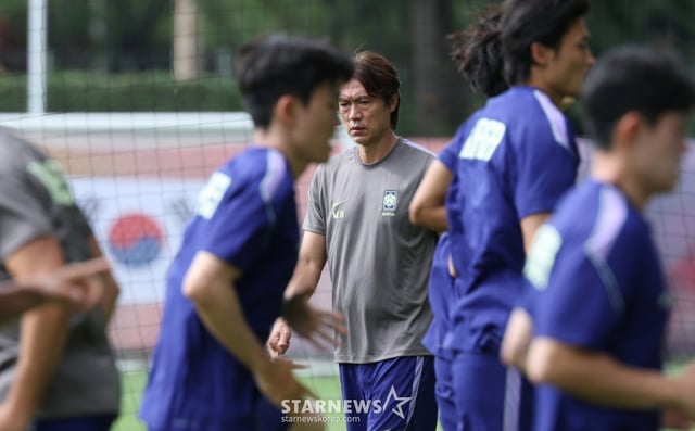 The South Korean national football team held training at Chivas Verde Valle in Guadalajara, Mexico, on the 17th, one day ahead of their 2026 FIFA World Cup CONCACAF Qualifiers Group A match against Mexico. Coach Hong Myung-bo is seen gazing thoughtfully at the players' training. /Photo=Chief correspondent Kim Jin-kyung