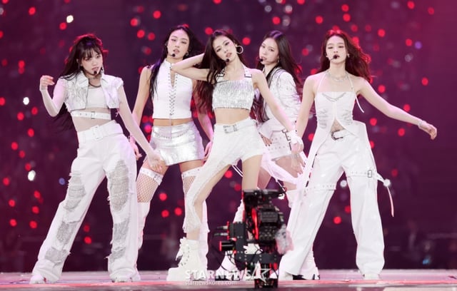 그룹 미야오가 지난 6일 가오슝 내셔널 스타디움에서 진행된 스타뉴스 주최 '10주년 아시아 아티스트 어워즈 2025(10th Anniversary Asia Artist Awards 2025, '10주년 AAA 2025')에서 멋진 무대를 선보이고 있다. /사진=김휘선