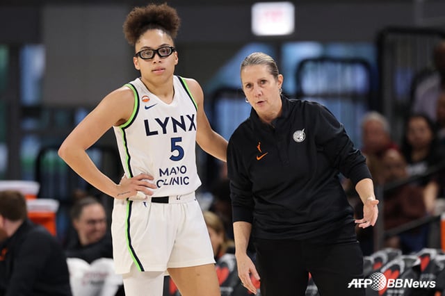 Olivia Miles and Cheryl Reeve, head coach of the Minnesota Lynx (right). /AFPBBNews=NEWS1