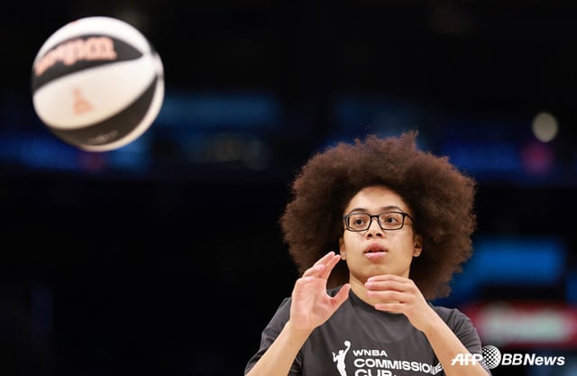 Olivia Miles warming up before the game. /AFPBBNews=NEWS1