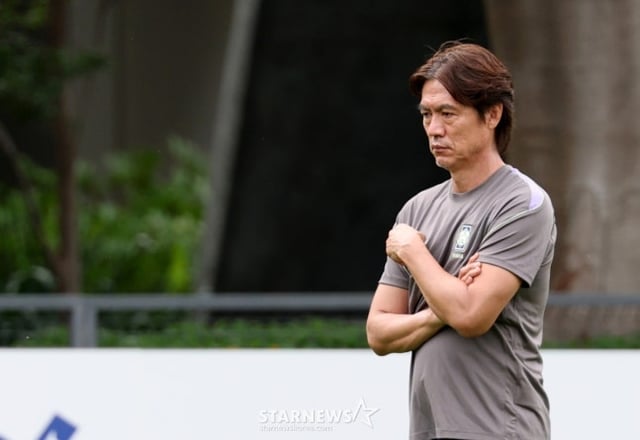 The South Korean national football team held training at Chivas Verde Valley in Guadalajara, Mexico, on the 17th, one day ahead of their 2026 Concacaf World Cup Group A qualifier against Mexico. Coach Hong Myung-bo was seen walking on the pitch, lost in thought. /Photo=Chief correspondent Kim Jin-kyung.