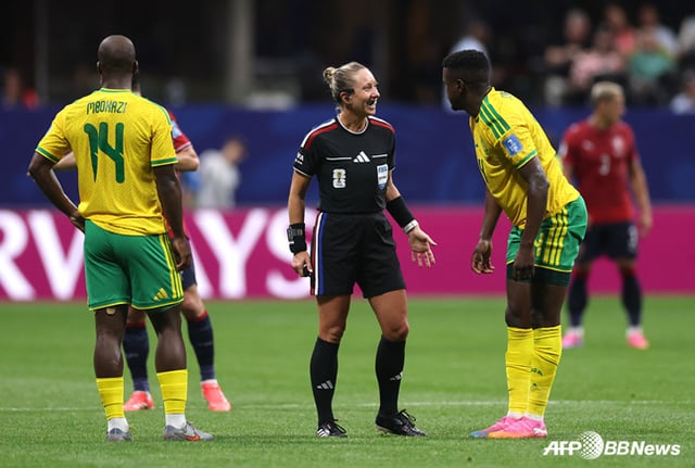 Referee Tori Penso (center). /AFPBBNews=NEWS1