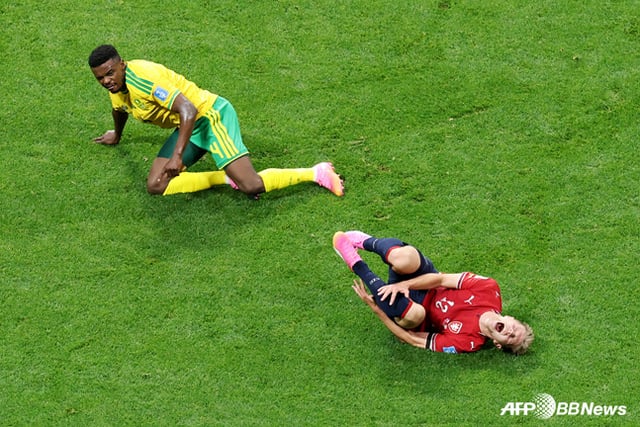Teboho Mokoena (left) received a yellow card for a reckless tackle. /AFPBBNews=NEWS1