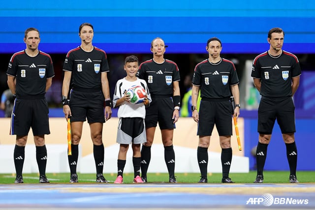 The refereeing team for the Czech Republic-South Africa match. /AFPBBNews=NEWS1