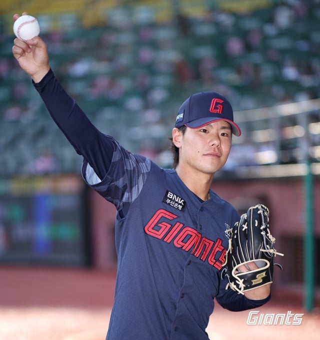 롯데 자이언츠 새 아시아쿼터 투수 이이무라 쇼타가 18일 인천 SSG랜더스필드에서 SSG 랜더스와 방문경기를 앞두고 롯데 유니폼을 입고 투구 자세를 취하고 있다. /사진=롯데 자이언츠 제공