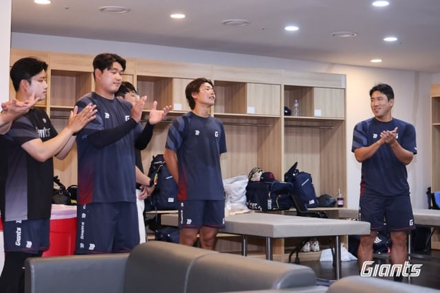 롯데 자이언츠 새 아시아쿼터 투수 이이무라 쇼타(가운데)가 18일 인천 SSG랜더스필드에서 SSG 랜더스와 방문경기를 앞두고 롯데 선수단과 상견례에서 인사를 하고 있다. /사진=롯데 자이언츠 제공