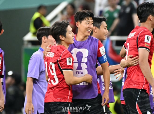 2026 북중미월드컵 A조 예선 대한민국-체코전이 12일(한국 시간) 멕시코 과달라하라 에스타디오 아크론에서 열렸다. 손흥민이 체코에 2-1로 극저인 역전 승리를 거두자 이강인과 기뻐하고 있다. /사진=김진경 대기자