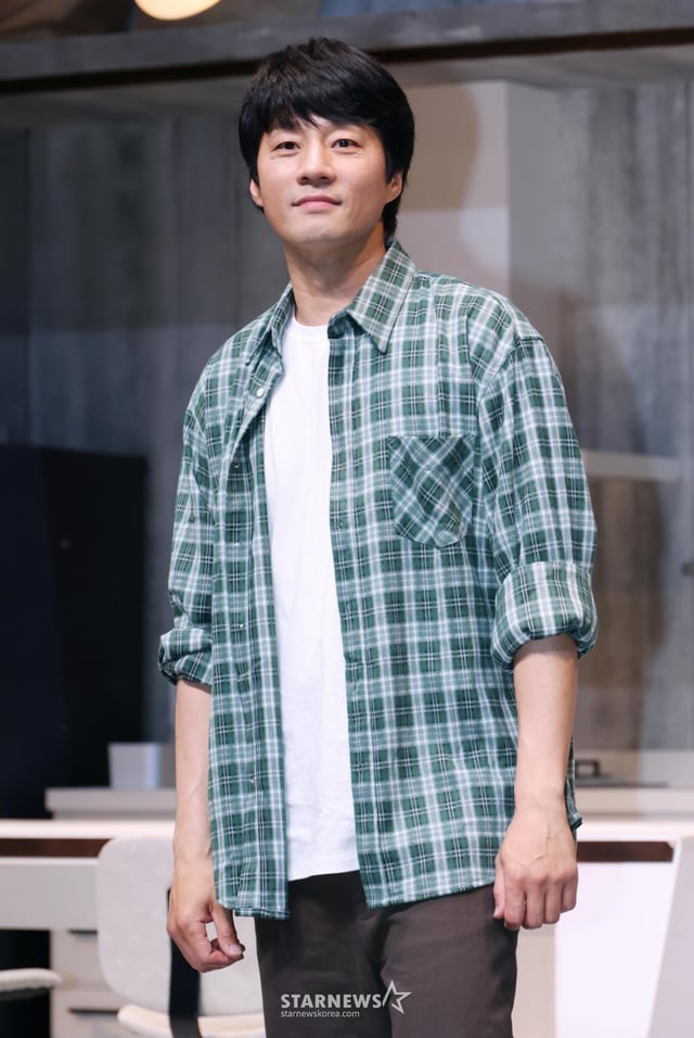 배우 이천희가 15일 오후 서울 강서구 마곡동 LG아트센터에서 진행된 연극 '비기닝' 기자간담회에 참석해 포즈를 취하고 있다.  로라의 하우스파티가 끝난 뒤 단둘이 남게 된 ‘대니’와 ‘로라’의 대화를 중심으로 펼쳐지는 2인극 ‘비기닝’은 오늘(15일)부터 내달 21일까지 공연된다. /2026.05.15 /사진=이동훈 photoguy@