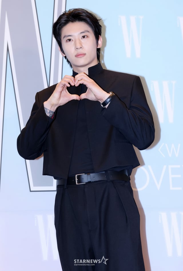 방송인 덱스가 15일 서울 종로구 포시즌스 호텔에서 열린 제20회 유방암 인식 향상 캠페인 자선 행사 'LOVR YOUR' 포토월에 참석하고 있다. /2025.10.15 /사진=김휘선 hwijpg@
