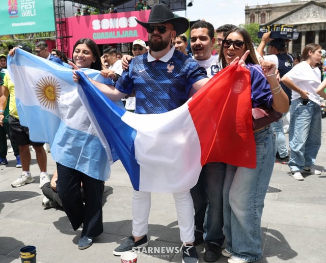 2026 북중미월드컵이 열리는 멕시코 과달라하라는 FIFA 팬 페스티벌 축제 열기로 뜨겁다. 16일(현지시간) 과달라하라 리베라시온 광장에서 프랑스-세네갈 전이 생중계되는 가운데 각국 응원단이 열정적인 응원을 하고 있다. /사진=김진경 kim.jinkyung@