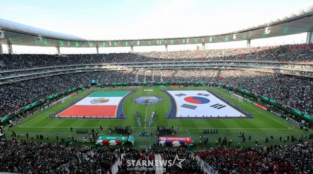 2026 북중미월드컵 A조 예선 대한민국 대 멕시코 경기가 19일(한국 시간) 멕시코 과달라하라 에스타디오 아크론에서 열렸다. 경기장을 가득 채운 팬들. /사진=김진경 kim.jinkyung@