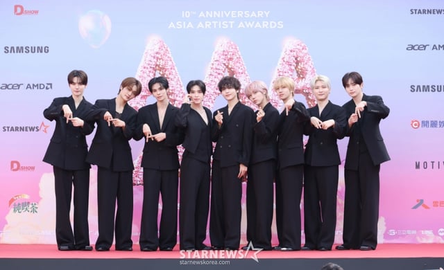 그룹 크래비티가 6일 대만 가오슝 내셔널 스타디움에서 진행된 스타뉴스 주최 '10주년 아시아 아티스트 어워즈 2025(10th Anniversary Asia Artist Awards 2025, '10주년 AAA 2025') 레드카펫 행사에 참석해 포즈를 취하고 있다. 2025.12.06 /사진=이동훈 photoguy@