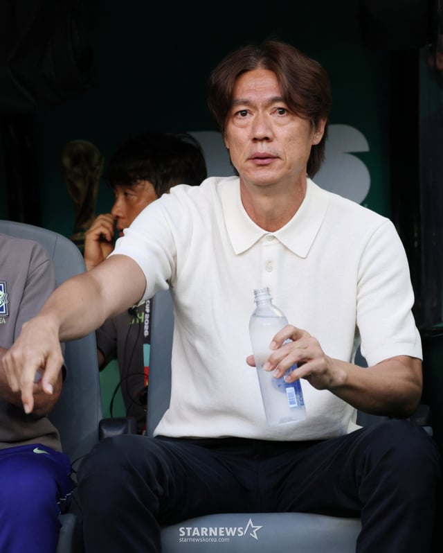 2026 북중미월드컵 A조 예선 대한민국 대 멕시코 경기가 19일(한국 시간) 멕시코 과달라하라 에스타디오 아크론에서 열렸다. 홍명보 감독이 그라운드를 응시하고 있다. /사진=김진경 kim.jinkyung@