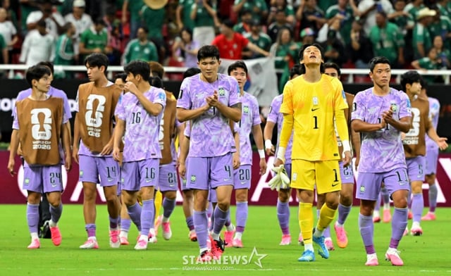 2026 북중미월드컵 A조 예선 대한민국 대 멕시코 경기가 19일(한국 시간) 멕시코 과달라하라 에스타디오 아크론에서 열렸다.멕시코에 0-1로 패한 후 김승규 등 선수들이 그라운드로 나와 팬들에게 인사를 하고 있다. /사진=김진경 대기자