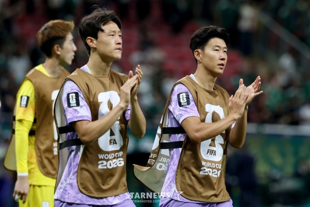 2026 북중미월드컵 A조 예선 대한민국 대 멕시코 경기가 19일(한국 시간) 멕시코 과달라하라 에스타디오 아크론에서 열렸다.손흥민과 이재성이 경기를 마무리하고 있다. /사진=김진경 대기자