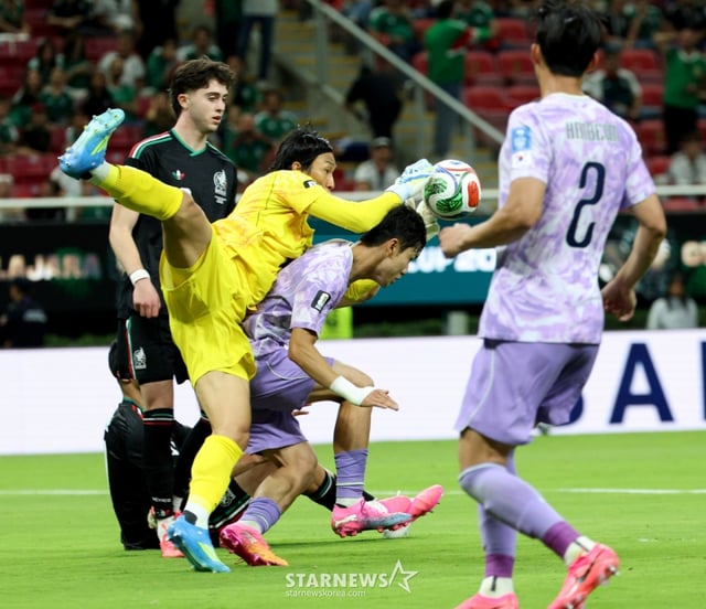 The 2026 CONCACAF World Cup Group A qualifier between South Korea and Mexico was held on the 19th (Korea time) at Estadio Akron in Guadalajara, Mexico. Kim Seung-gyu is seen watching painfully as Mexico's Lomo scores in the second half. /Photo=Chief correspondent Kim Jin-kyung