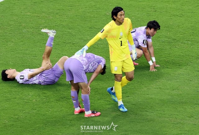 The 2026 CONCACAF World Cup Group A qualifier between South Korea and Mexico was held on the 19th (Korea time) at Estadio Akron in Guadalajara, Mexico. After losing 0-1 to Mexico, Kim Seung-gyu is seen comforting his teammates. 2026.06.19. The 2026 CONCACAF World Cup Group A qualifier between South Korea and Mexico was held on the 19th (Korea time) at Estadio Akron in Guadalajara, Mexico. After losing 0-1 to Mexico, Kim Seung-gyu is seen comforting his teammates. /Photo=Chief correspondent Kim Jin-kyung