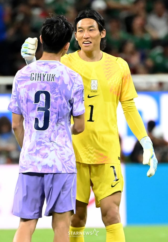 The 2026 CONCACAF World Cup Group A qualifier between South Korea and Mexico was held on the 19th (Korea time) at Estadio Akron in Guadalajara, Mexico. Goalkeeper Kim Seung-gyu is seen talking with Lee Ki-hyeok. /Photo=Chief correspondent Kim Jin-kyung