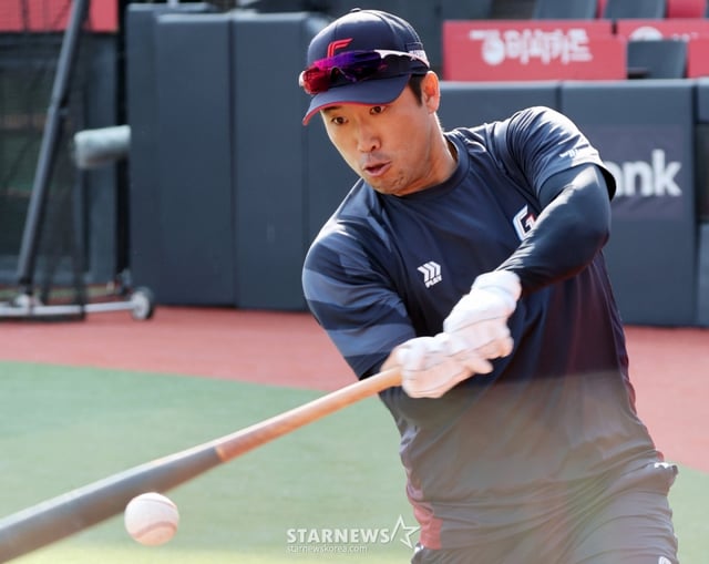 롯데 베테랑 전준우가 6일 수원KT위즈파크에서 열리는 2026KBO리그 KT위즈와 롯데자이언츠 경기를 앞두고 타격훈련에 열중하고 있다. 2026.05.06. /사진=강영조 cameratalks@