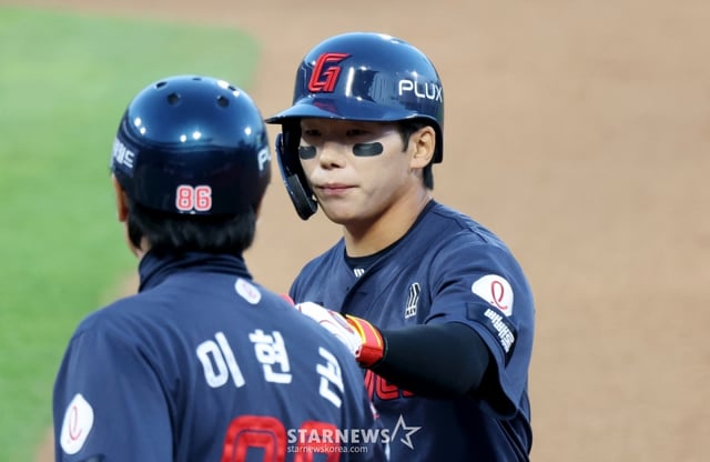 롯데 장두성이 6일 수원KT위즈파크에서 열리는 2026KBO리그 KT위즈와 롯데자이언츠 경기 3회초 안타로 출루하고 있다. 2026.05.06. 롯데 장두성이 6일 수원KT위즈파크에서 열리는 2026KBO리그 KT위즈와 롯데자이언츠 경기 3회초 안타로 출루하고 있다. 2026.05.06. /사진=강영조 cameratalks@
