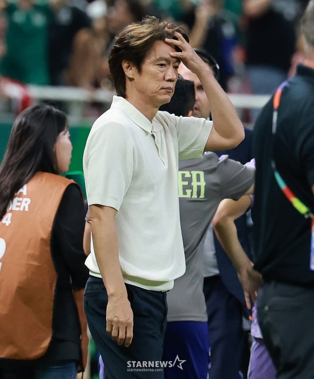 (과달라하라(멕시코)=뉴스1) 임세영 기자 = 홍명보 대한민국 축구국가대표팀 감독이 18일(현지시간) 멕시코 할리스코주 사포판 과달라하라 스타디움에서 열린 2026 북중미 월드컵 A조 조별리그 2차전 대한민국과 멕시코의 경기를 마치고 아쉬워하고 있다. 이날 경기는 대한민국이 멕시코를 상대로 0-1로 패했다. 2026.6.19/뉴스1 Copyright © 뉴스1. All rights reserved. 무단 전재 및 재배포, AI학습 이용 금지. /사진=(과달라하라(멕시코)=뉴스1) 임세영 기자