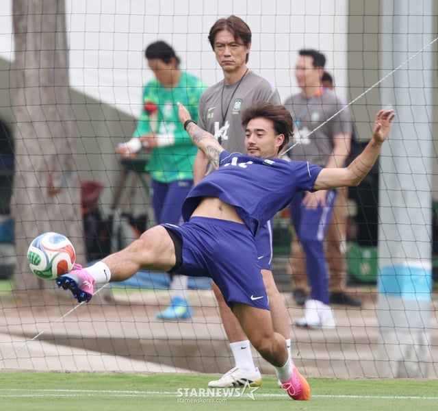 대한민국 축구 국가대표팀이 2026 북중미월드컵을 앞두고 8일 멕시코 과달라하라 치바스 베르데 바예에서 훈련을 진행했다.  옌스가 홍명보 감독이 지켜보는 가운데 패싱 훈련을 하고 있다, /사진=김진경 대기자
