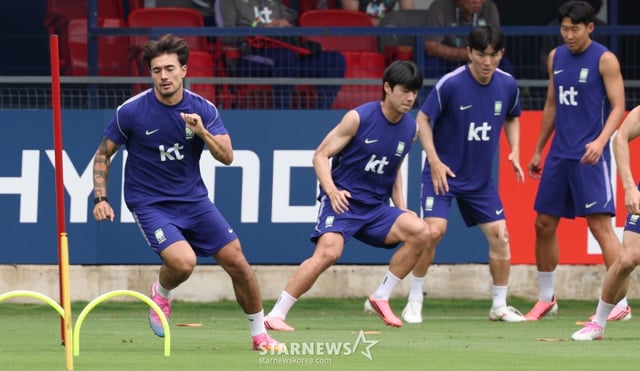 대한민국 축구 국가대표팀이 2026 북중미월드컵을 앞두고 7일 멕시코 과달라하라 치바스 베르데바예에서 훈련을 진행했다.  옌스를 비롯한 선수들이 훈련을 하고 있다. /사진=김진경 대기자