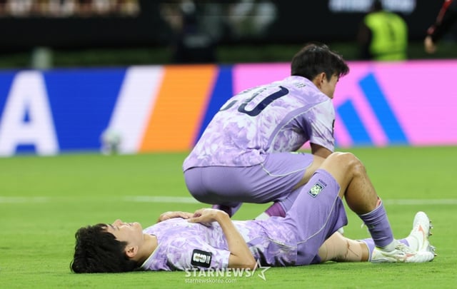 2026 북중미월드컵 A조 예선 대한민국 대 멕시코 경기가 19일(한국 시간) 멕시코 과달라하라 에스타디오 아크론에서 열렸다. 황인범과 양현준이 멕시코에 0-1로 패하자 아쉬워하고 있다./사진=김진경 대기자