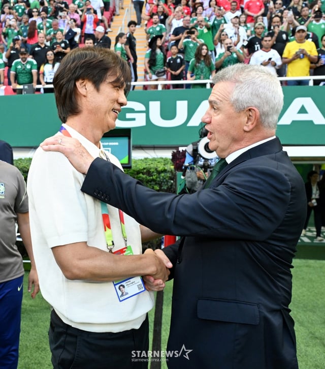 2026 북중미월드컵 A조 예선 대한민국 대 멕시코 경기가 19일(한국 시간) 멕시코 과달라하라 에스타디오 아크론에서 열렸다.홍명보 감독이 경기를 시작하며 아기레 감독과 이야기를 나누고 있다. 2026.06.19. 2026 북중미월드컵 A조 예선 대한민국 대 멕시코 경기가 19일(한국 시간) 멕시코 과달라하라 에스타디오 아크론에서 열렸다.홍명보 감독이 경기를 시작하며 아기레 감독과 이야기를 나누고 있다. /사진=김진경 대기자