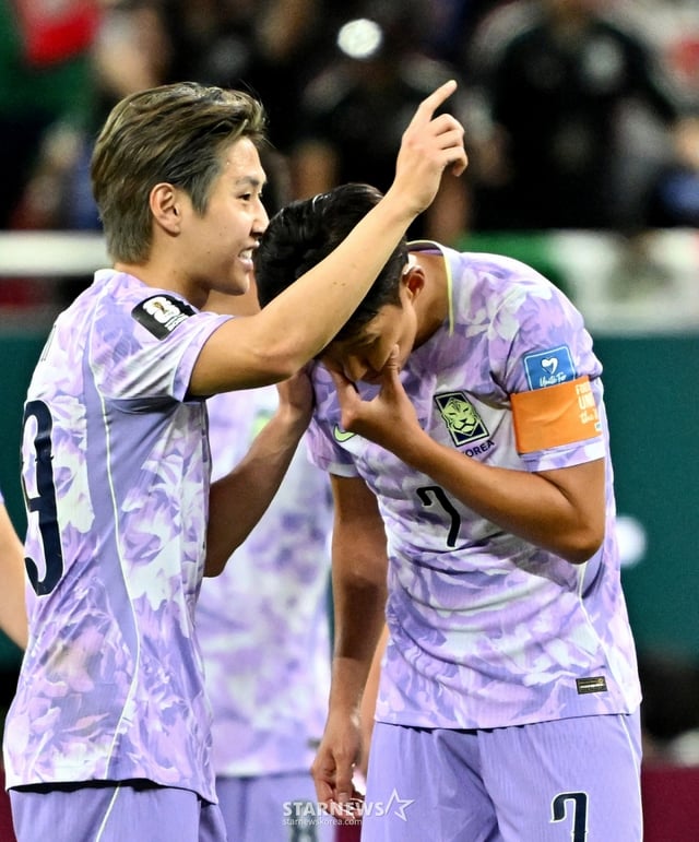 2026 북중미월드컵 A조 예선 대한민국 대 멕시코 경기가 19일(한국 시간) 멕시코 과달라하라 에스타디오 아크론에서 열렸다.이강인이 손흥민과 이야기를 나누고 있다. /사진=김진경 대기자