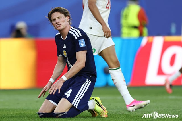 아쉬워하는 스코틀랜드 스콧 맥토미니(가운데).  /AFPBBNews=뉴스1