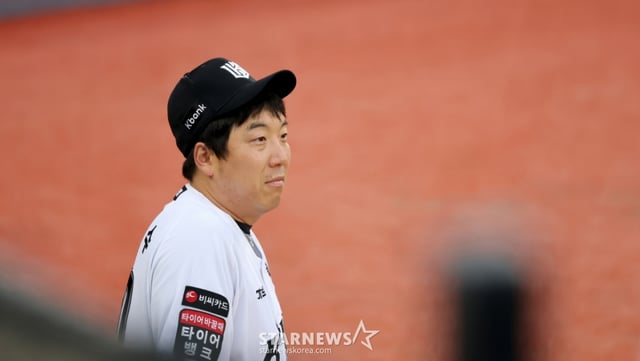 KT 김현수가 4일 수원KT위즈파크에서 열리는 2026KBO리그 KT위즈와 LG트윈스 경기를 앞두고 그라운드에 나와 생각에 잠겨 있다. 2026.06.04. /사진=강영조 cameratalks@