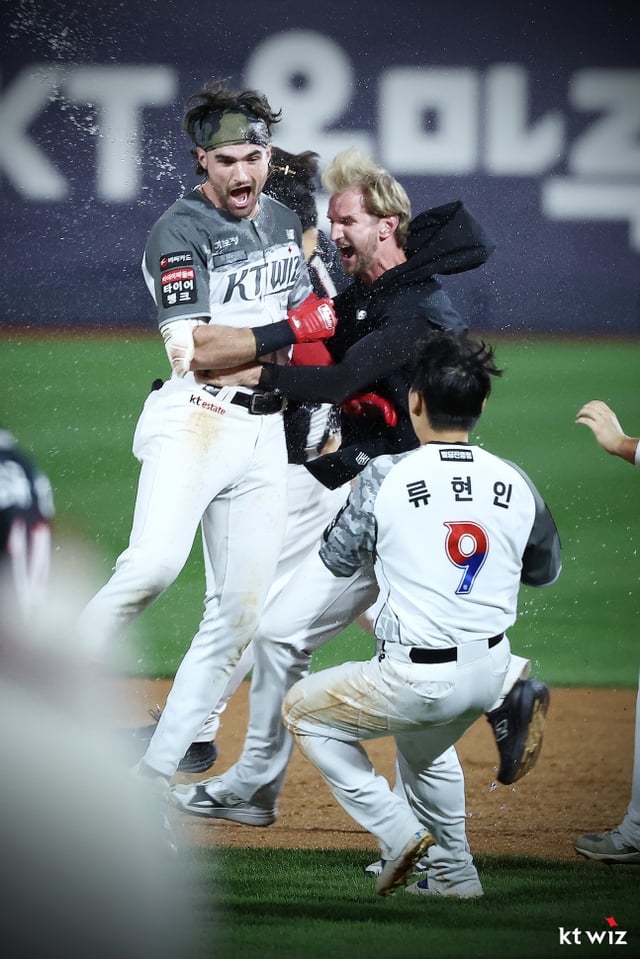 KT 힐리어드(왼쪽)가 20일 수원 KIA전 9회말 끝내기 결승타를 치고 동료들의 축하를 받고 있다. /사진=KT 위즈 제공