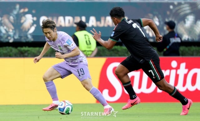 이강인(왼쪽)이 지난 19일(한국시간) 멕시코 과달라하라 스타디움에서 열린 한국 대 멕시코의 2026 북중미 월드컵 조별리그 A조 2차전에서 볼 컨트롤하고 있다. /사진=김진경 대기자