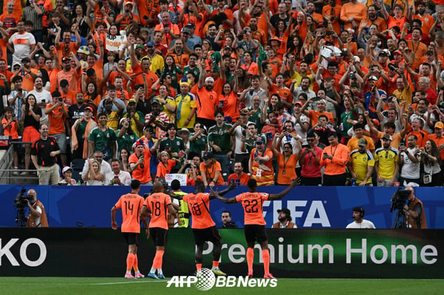 네덜란드 선수들과 팬들이 21일 미국 휴스턴 스타디움에서 열린 2026 FIFA 북중미 월드컵 조별리그 F조 2차전 스웨덴전 득점 이후 기뻐하고 있다. /AFPBBNews=뉴스1