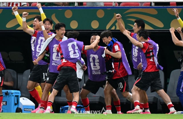2026 북중미월드컵 A조 예선 대한민국-체코전이 12일(한국 시간) 멕시코 과달라하라 에스타디오 아크론에서 열렸다. 손흥민을 비롯한 선수들이 체코에 2-1로 극저인 역전 승리를 거두는 순간 환호하고 있다. /사진=김진경 대기자