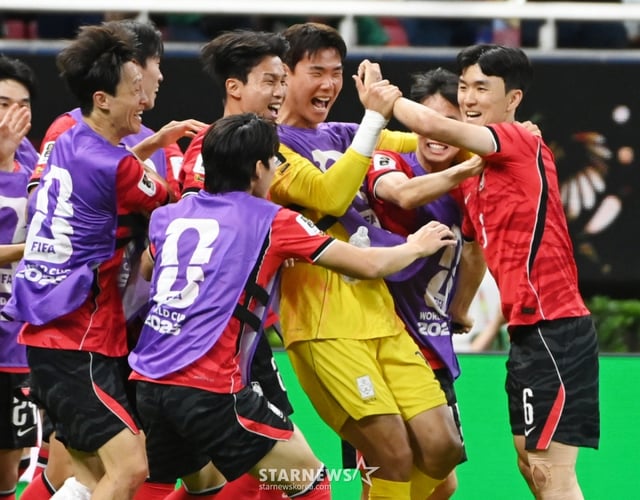2026 북중미월드컵 A조 예선 대한민국-체코전이 12일(한국 시간) 멕시코 과달라하라 에스타디오 아크론에서 열렸다. 황인범이 동점골을 터트린 후 동료들과 기뻐하고 있다. /사진=김진경 대기자