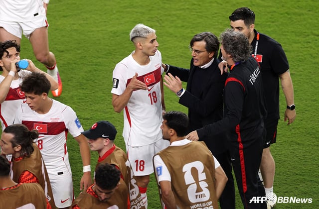 선수들을 격려하는 튀르키예 축구대표팀 감독(오른쪽에서 3번째). /AFPBBNews=뉴스1