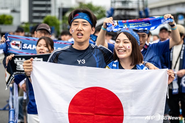 Japanese football fans celebrating. /AFPBBNews=NEWS1