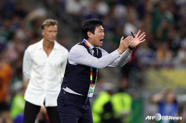 Hajime Moriyasu, head coach of the Japan national football team (right). /AFPBBNews=NEWS1