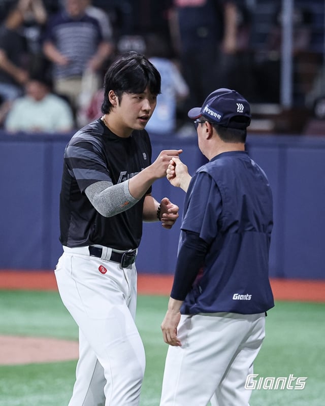이민석(왼쪽)과 김태형. /사진=롯데 자이언츠