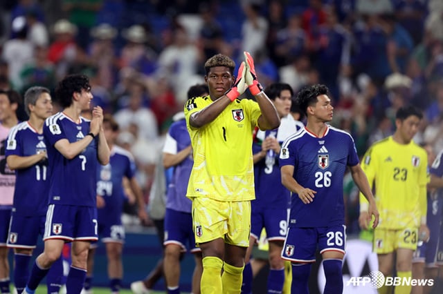 일본 축구대표팀 선수들이 경기 후 팬들에게 인사하고 있다. /AFPBBNews=뉴스1/AP=뉴시스