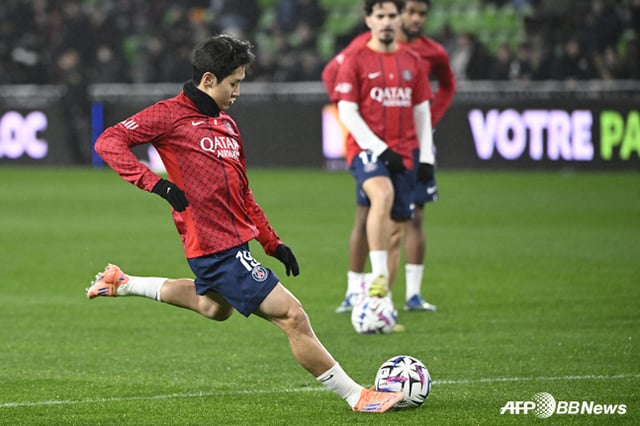 Lee Kang-in (left) training with his club Paris Saint-Germain. /AFPBBNews=NEWS1