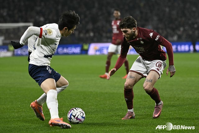 Lee Kang-in (left) focusing on the match. /AFPBBNews=NEWS1