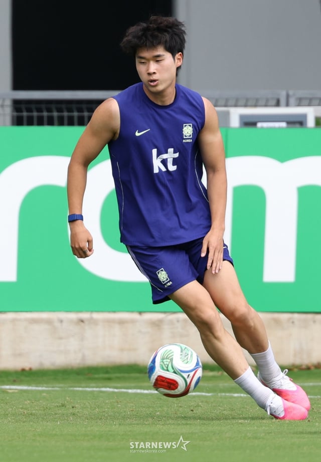 대한민국 축구 국가대표팀이 2026 북중미월드컵 A조 2차 예선을 앞두고 15일 멕시코 과달라하라 치바스 베르데 바예에서 훈련을 진행했다.  김태현을 비롯한 선수들이 러닝 훈련을 하고 있다. /사진=김진경 대기자