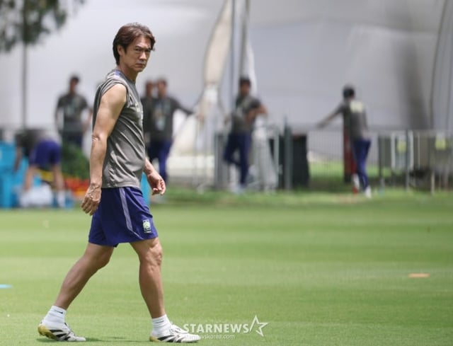 The South Korean national soccer team, competing in the 2026 North American World Cup, conducted recovery training on the 19th at Chivas Verde Valley in Guadalajara, Mexico. Coach Hong Myung-bo watched the players train while lost in thought. /Photo=Chief correspondent Kim Jin-kyung.